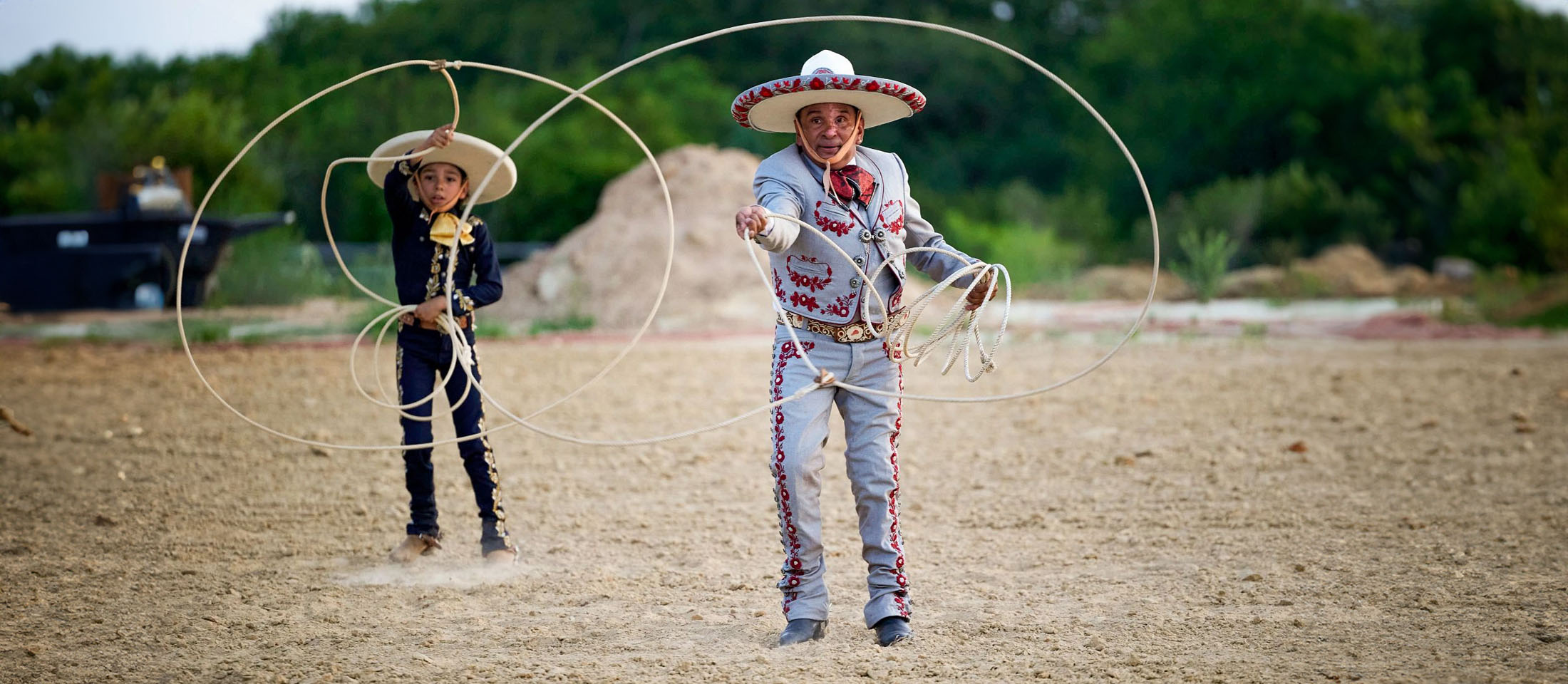 Un hombre y su hijo practicando el arte de la Charrería.